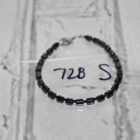 NWOT Natural hematite and glass beaded Bracelet 7.5" - Picture 2 of 5